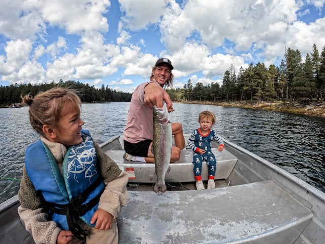 Fiske med Familie: De Beste Tipsene for En Vellykket Fisketur Med Barna